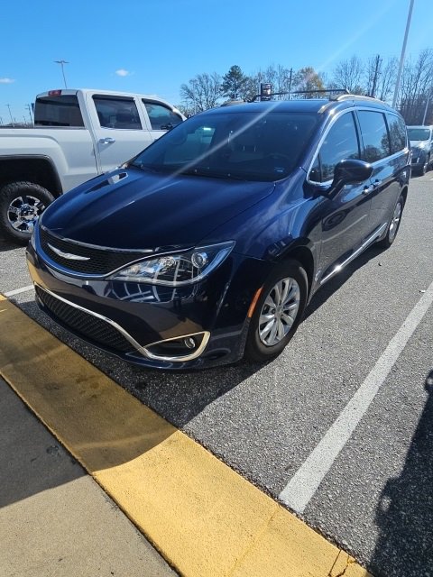 Used 2017 Chrysler Pacifica Touring-L image 3
