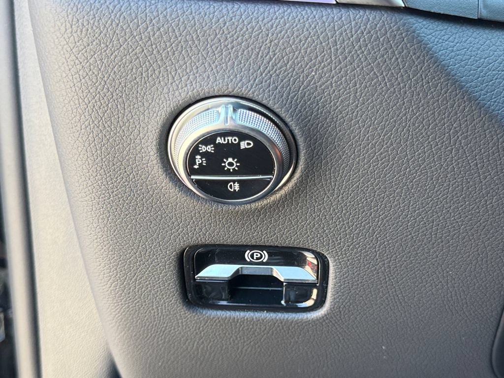 Used 2025 Mercedes-Benz GLC 300 4MATIC image 20