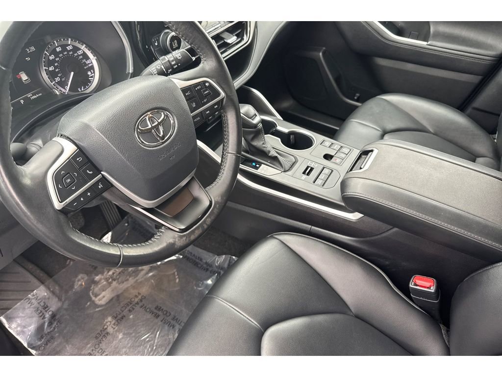 Used 2024 Toyota Highlander XLE image 12