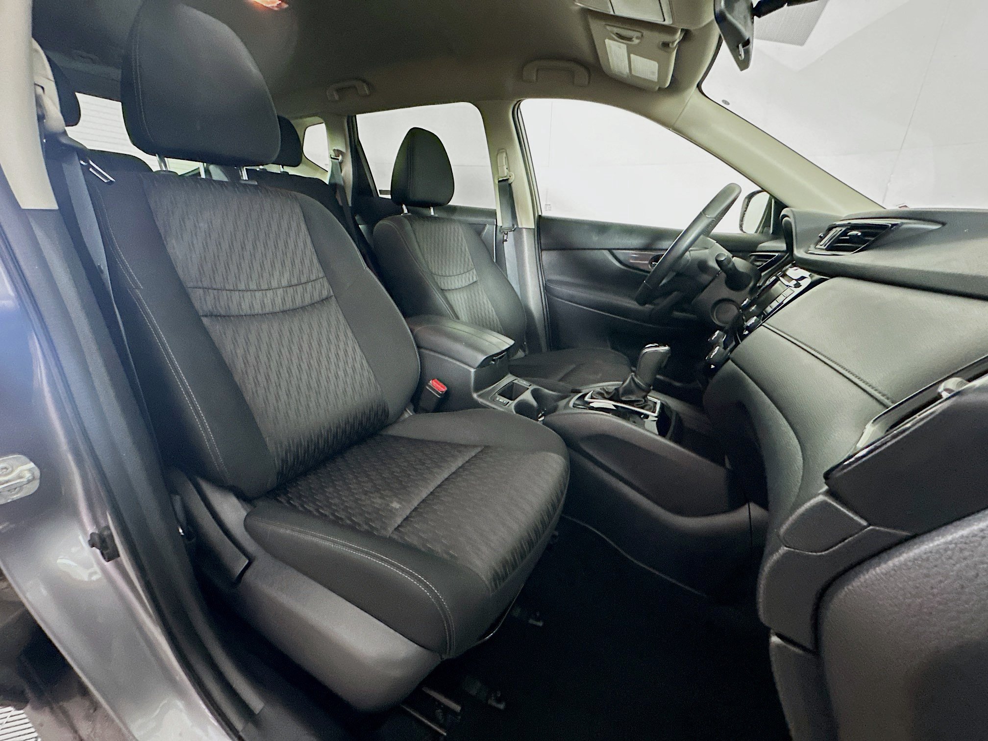Used 2020 Nissan Rogue SV FWD image 29