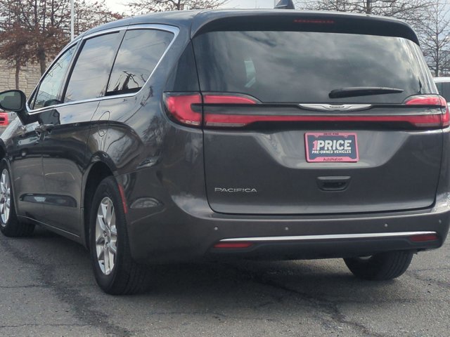 Used 2023 Chrysler Pacifica Touring-L image 8