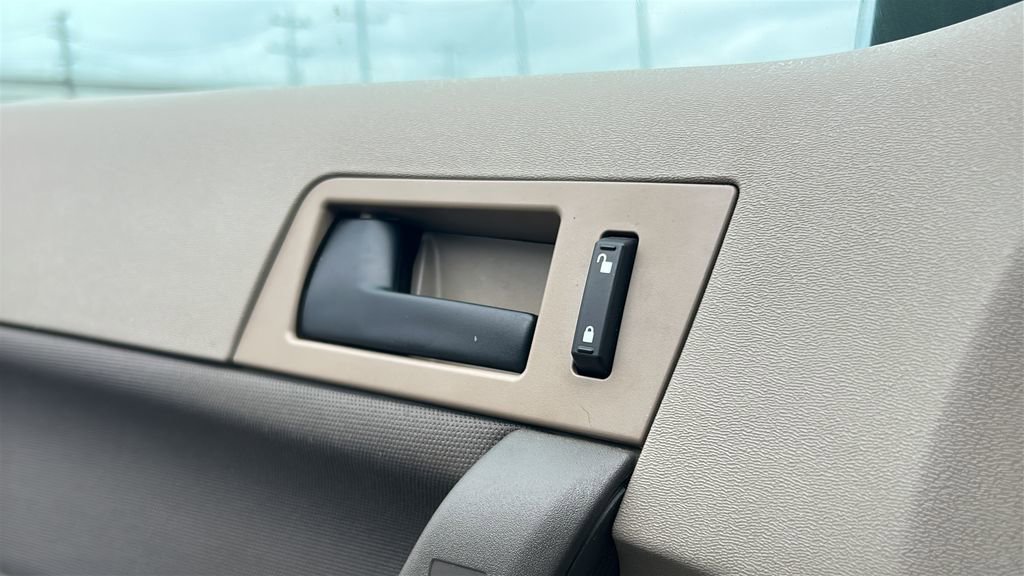 Used 2010 Ford Focus SE image 12