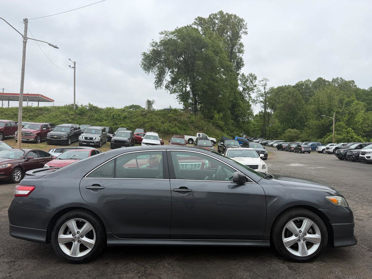 Used 2010 Toyota Camry SE FWD image 4