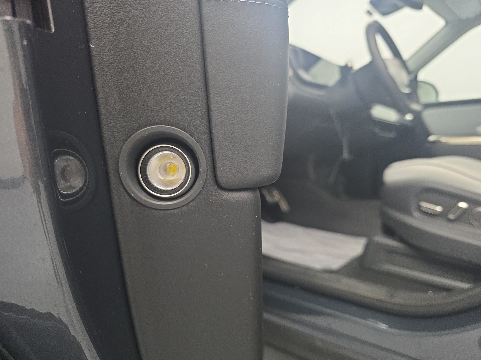 Used 2024 Rivian R1S Adventure AWD/4WD image 32