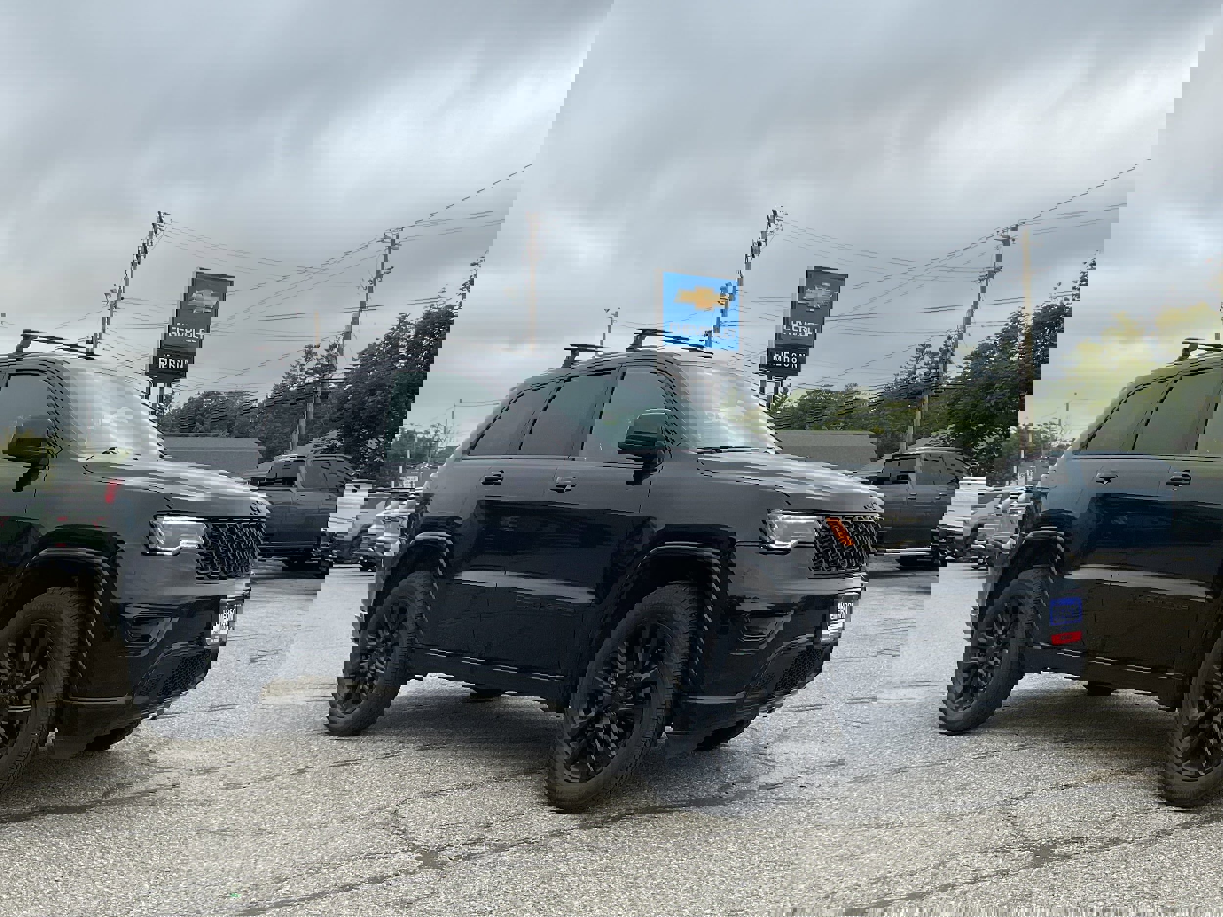 Used 2022 Jeep Grand Cherokee Laredo X image 3