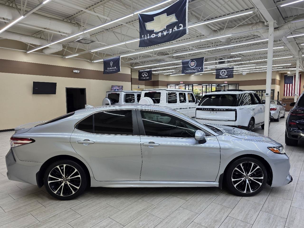 Used 2019 Toyota Camry SE w/ Convenience Package FWD image 5