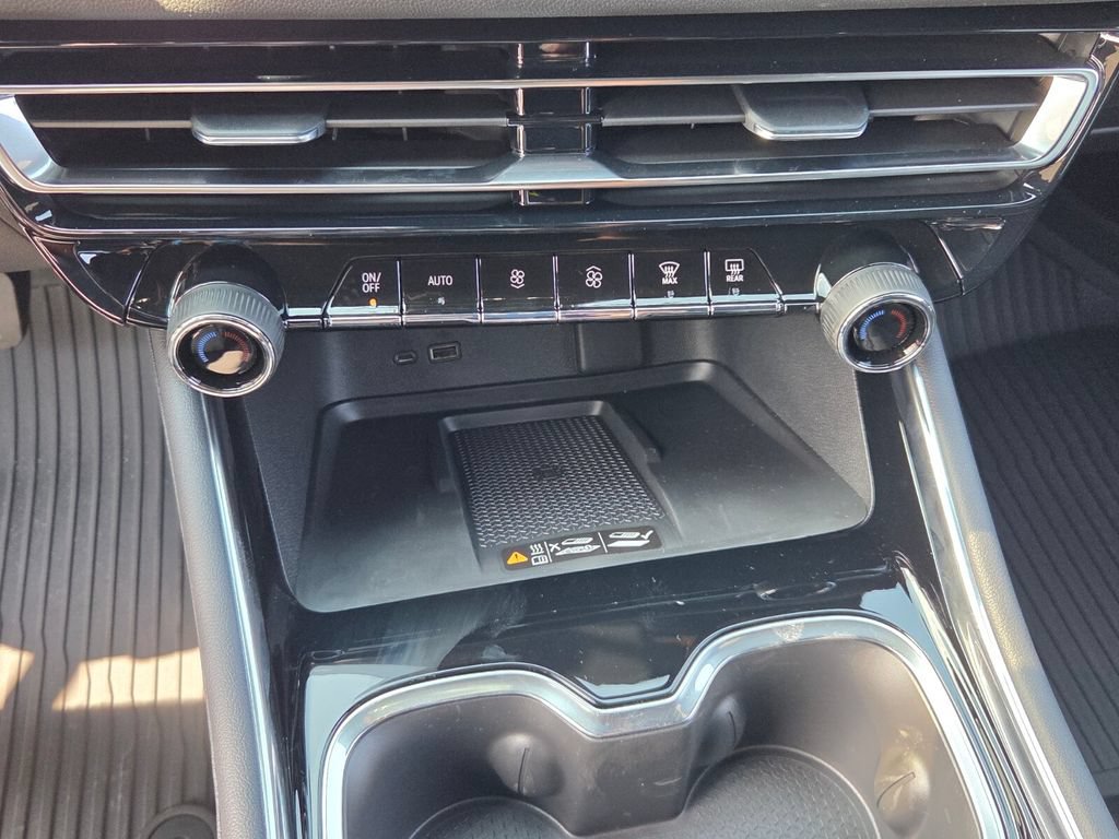 New 2027 Chevrolet Traverse LT w/ Sun and Wheel Package FWD image 18