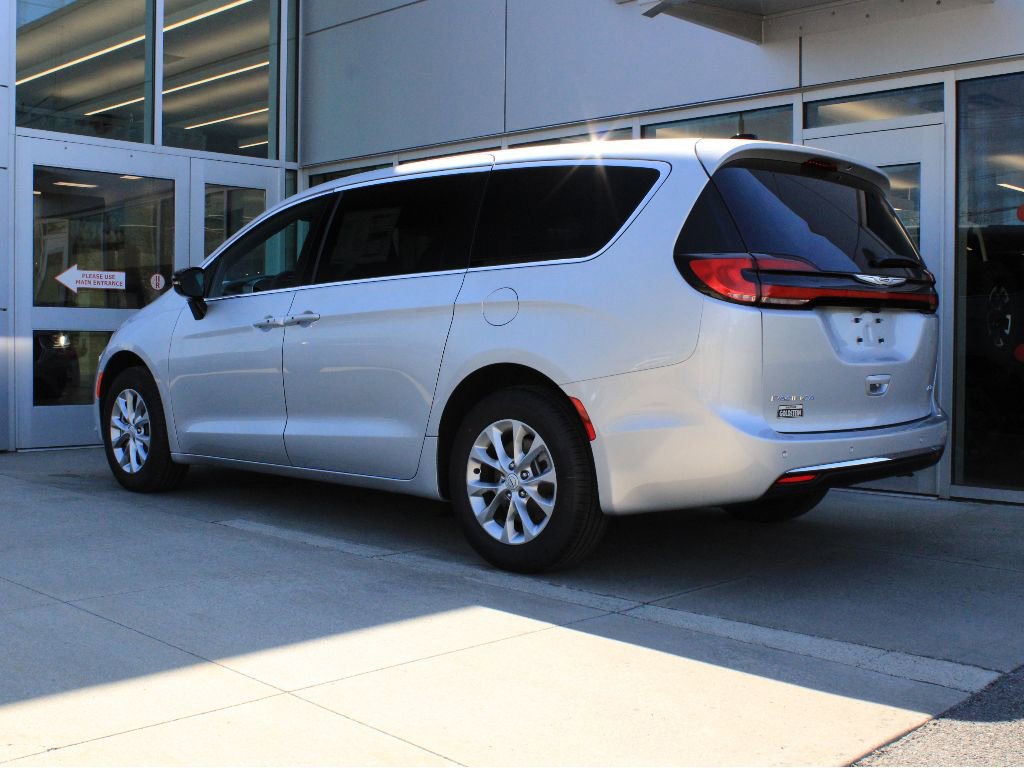 New 2026 Chrysler Pacifica Select AWD/4WD image 6