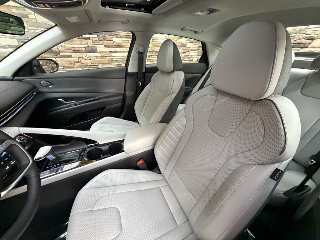 Certified 2025 Hyundai Elantra Limited image 12