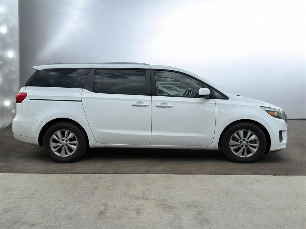 Used 2016 Kia Sedona LX image 2