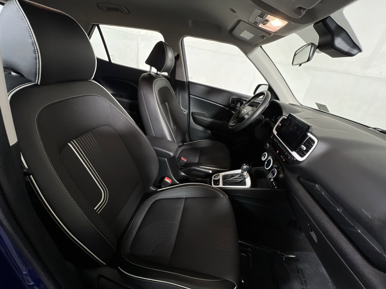 Used 2023 Hyundai Venue Limited image 25
