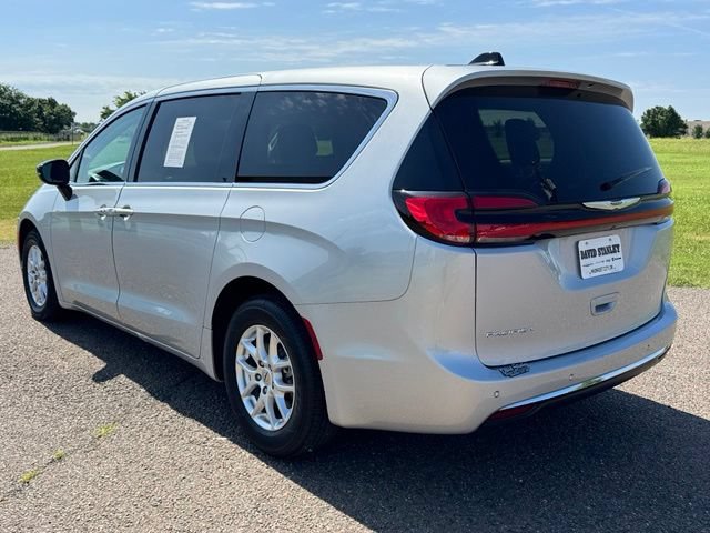 Used 2024 Chrysler Pacifica Touring-L FWD image 4