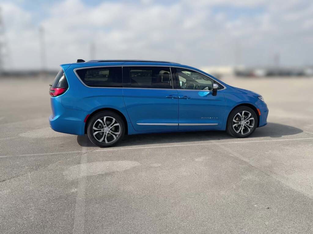 New 2026 Chrysler Pacifica Pinnacle image 13