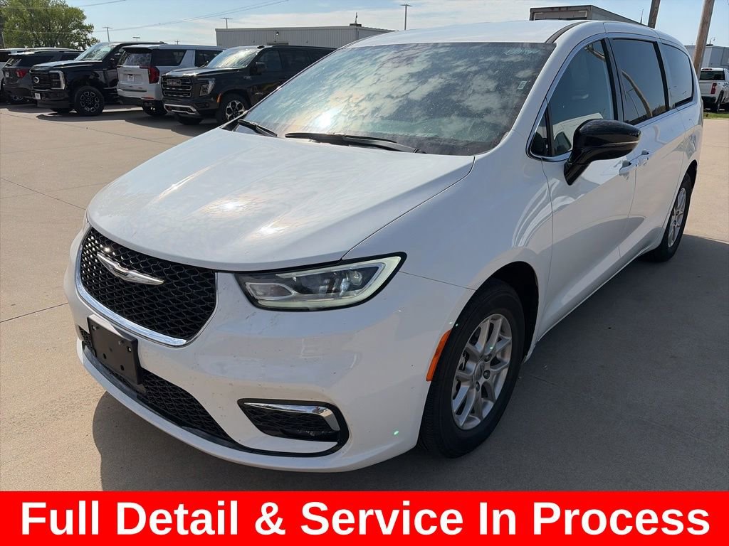 Used 2025 Chrysler Pacifica Select FWD image 3