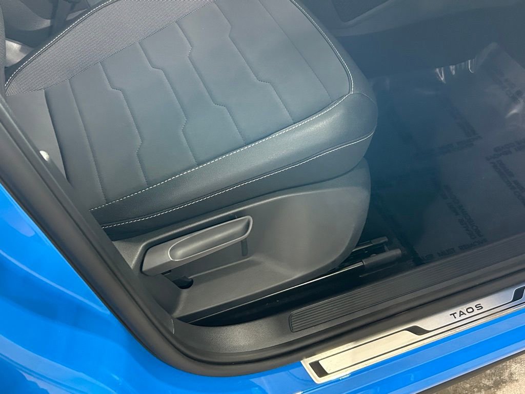 Used 2025 Volkswagen Taos SE image 33