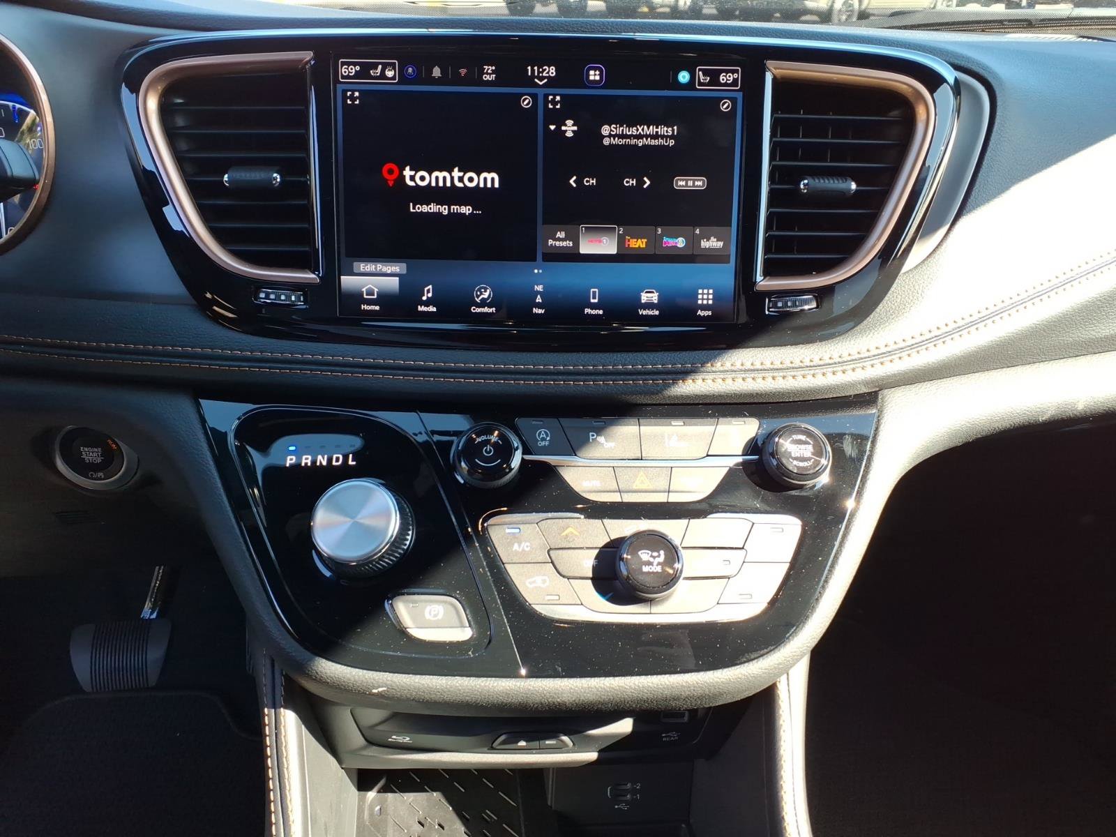 New 2027 Chrysler Pacifica Pinnacle w/ Theater Group FWD image 23