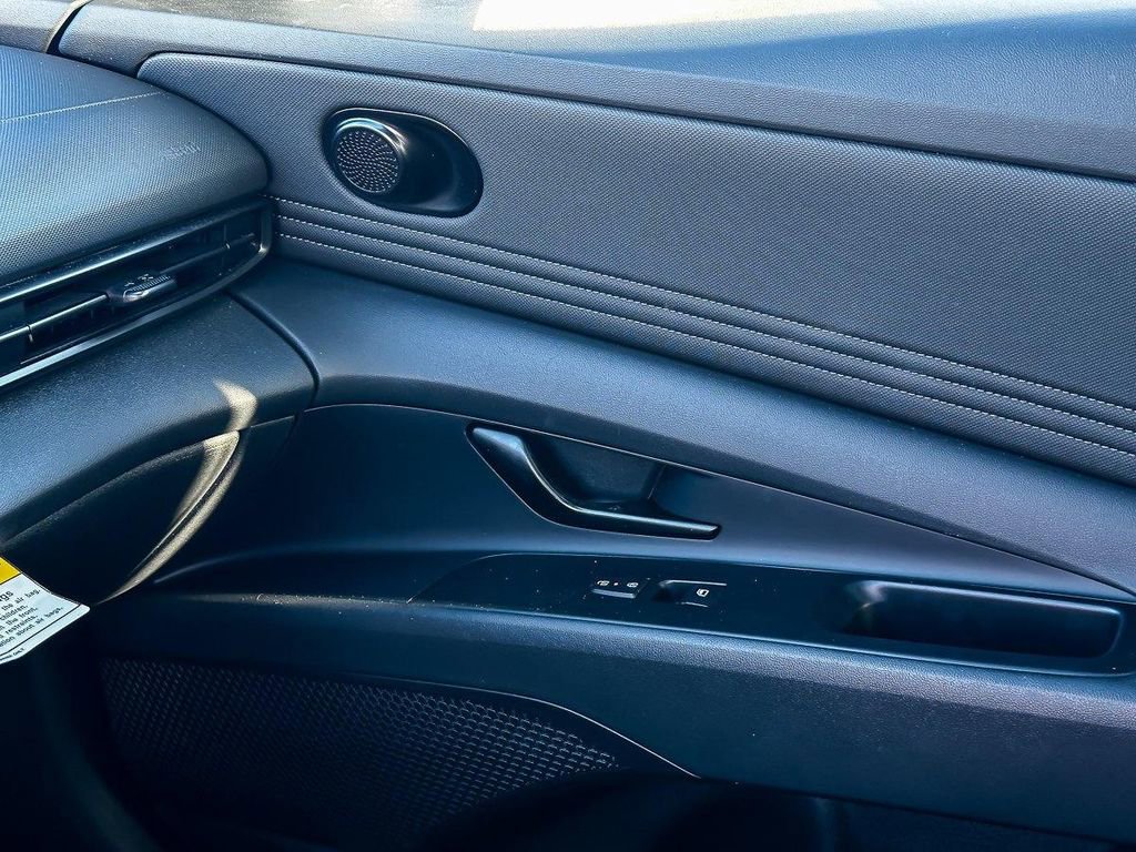 Used 2025 Hyundai Elantra Sport image 26