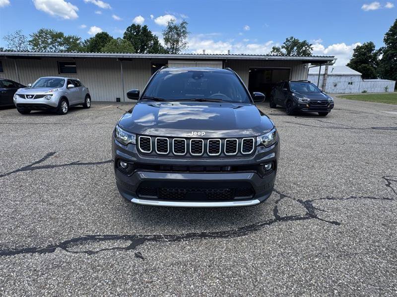 Used 2024 Jeep Compass Latitude AWD/4WD image 2