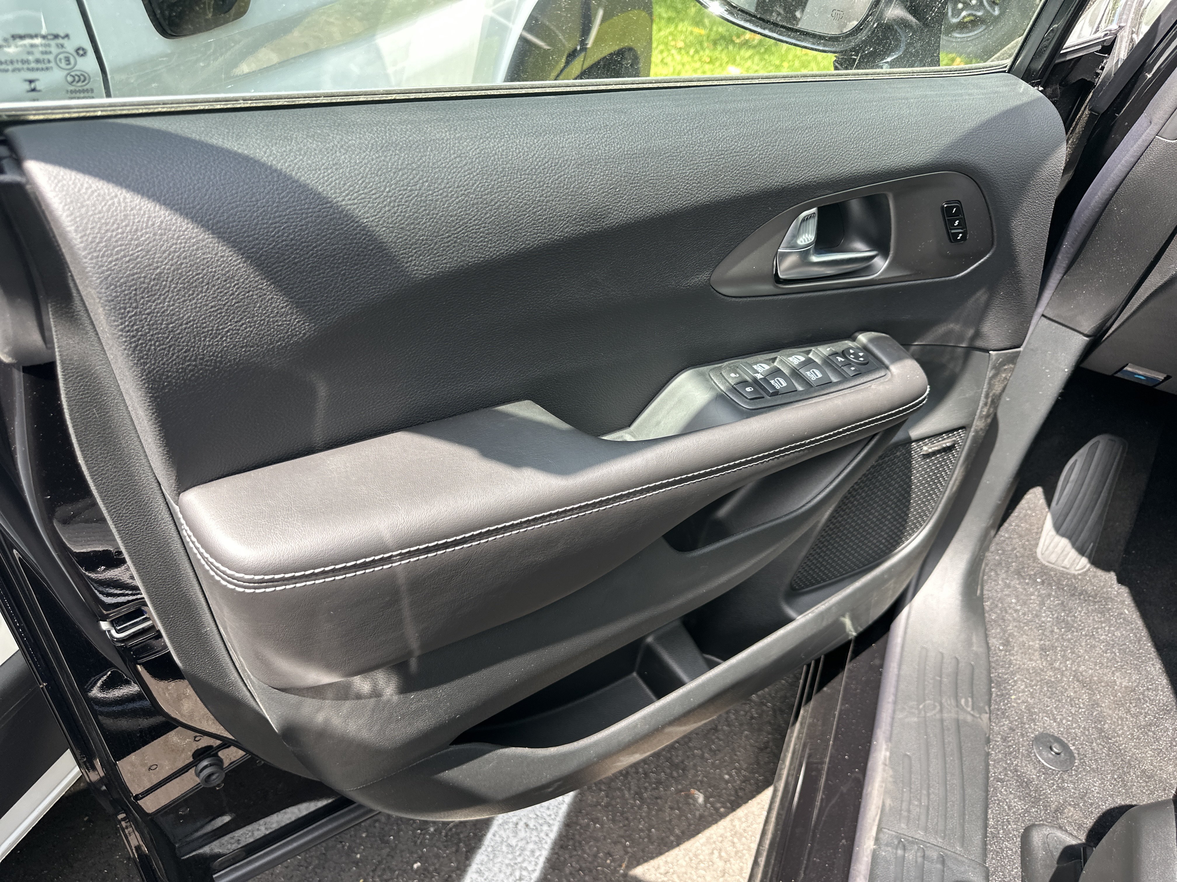 New 2027 Chrysler Pacifica Limited w/ Family Tech Group FWD image 24
