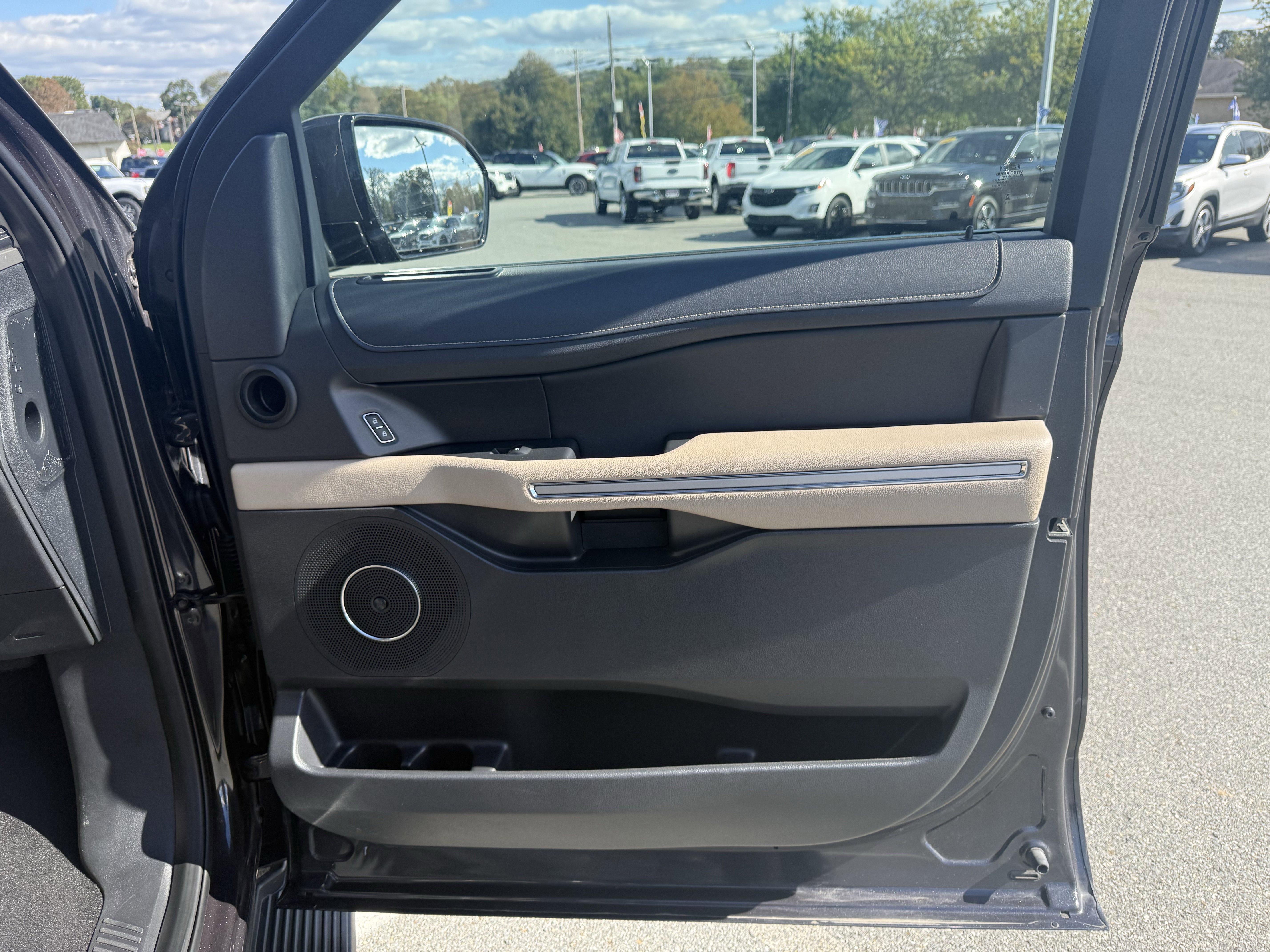Used 2024 Ford Expedition Limited image 37