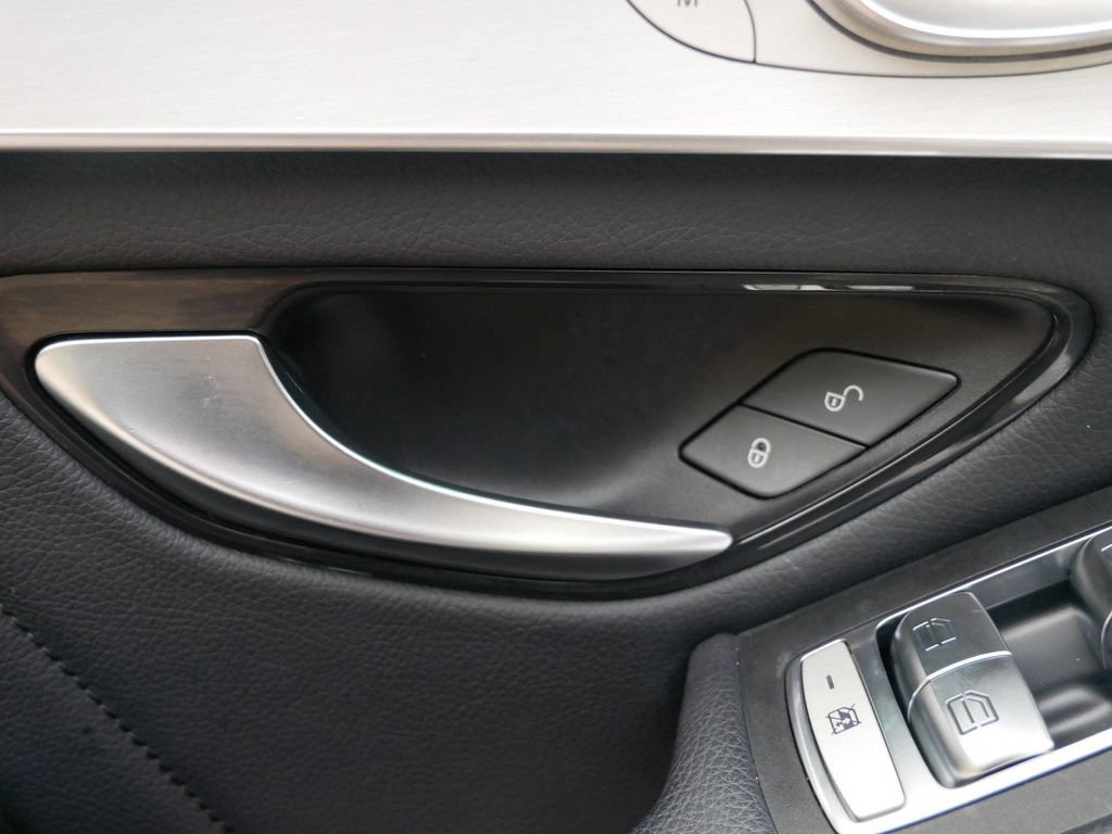 Used 2021 Mercedes-Benz GLC 300 4MATIC image 16