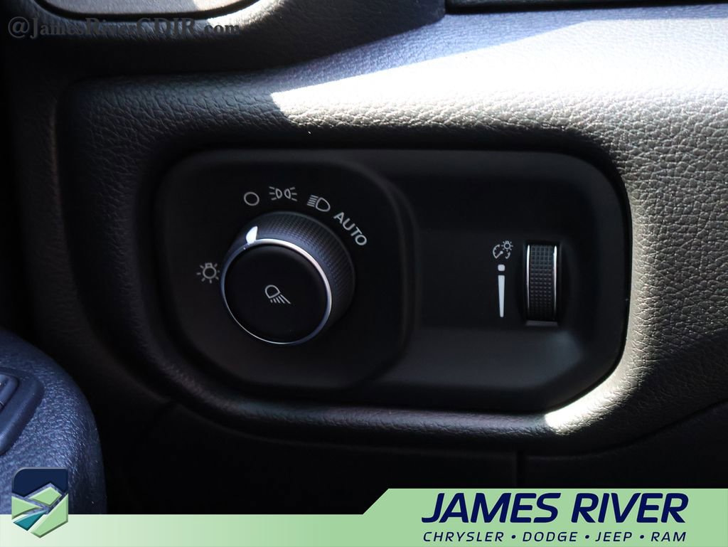 Used 2024 RAM 2500 Tradesman w/ Chrome Appearance Group image 30