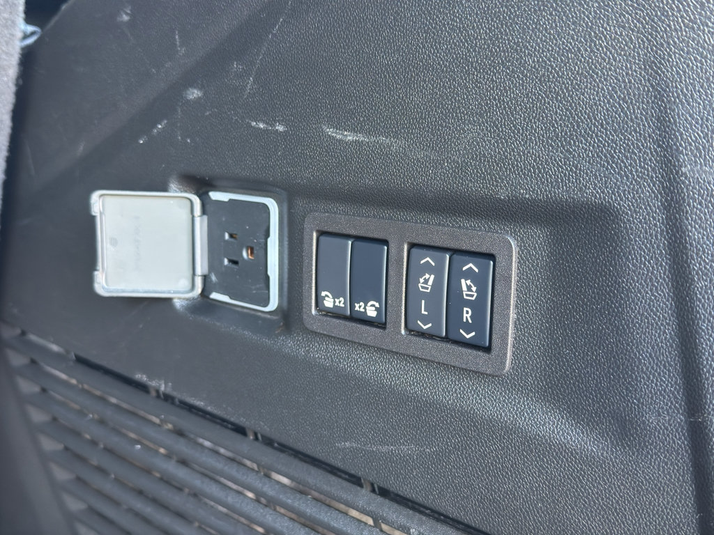 Used 2024 GMC Yukon AT4 w/ Technology Package AWD/4WD image 25