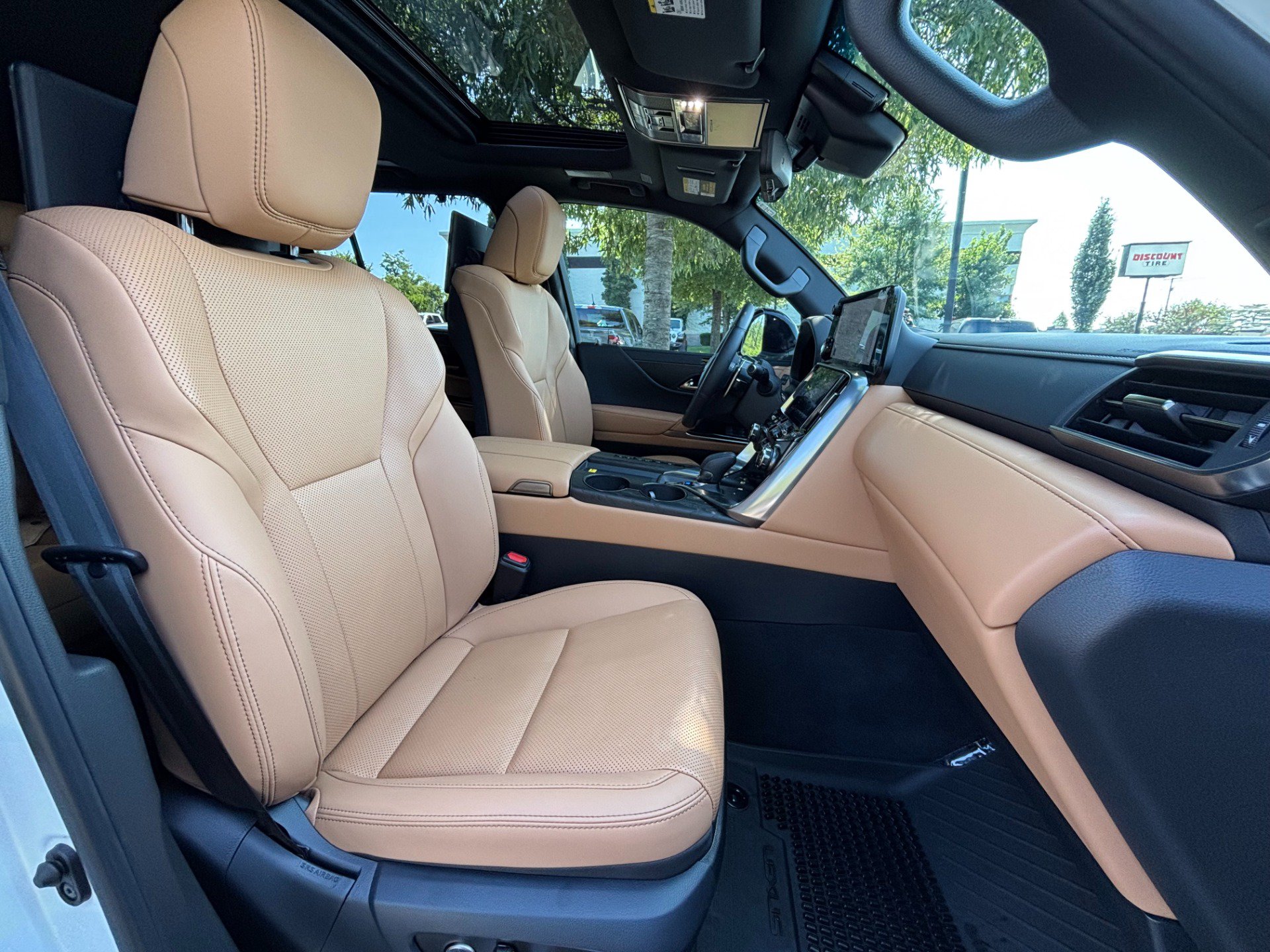 Used 2025 Lexus LX 700h Luxury w/ Appearance Package AWD/4WD image 28