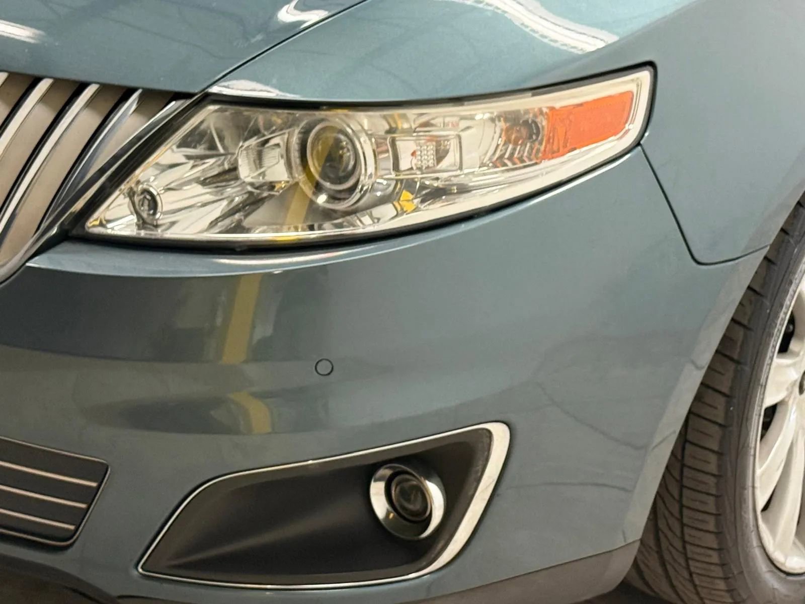 Used 2010 Lincoln MKS image 4