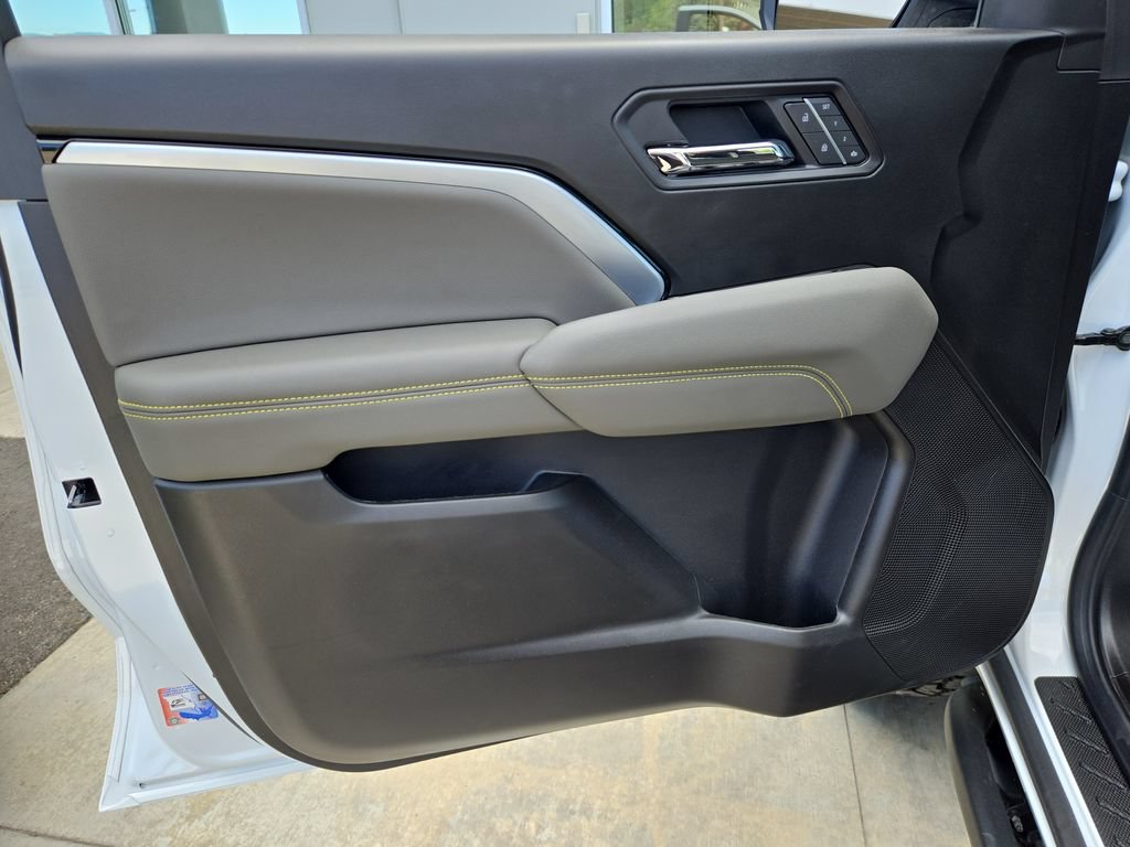Used 2026 Chevrolet Colorado ZR2 w/ Technology Package AWD/4WD image 12