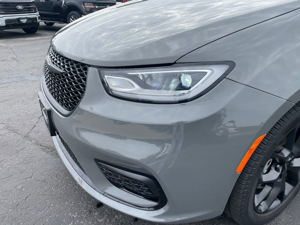 Used 2025 Chrysler Pacifica Limited image 36