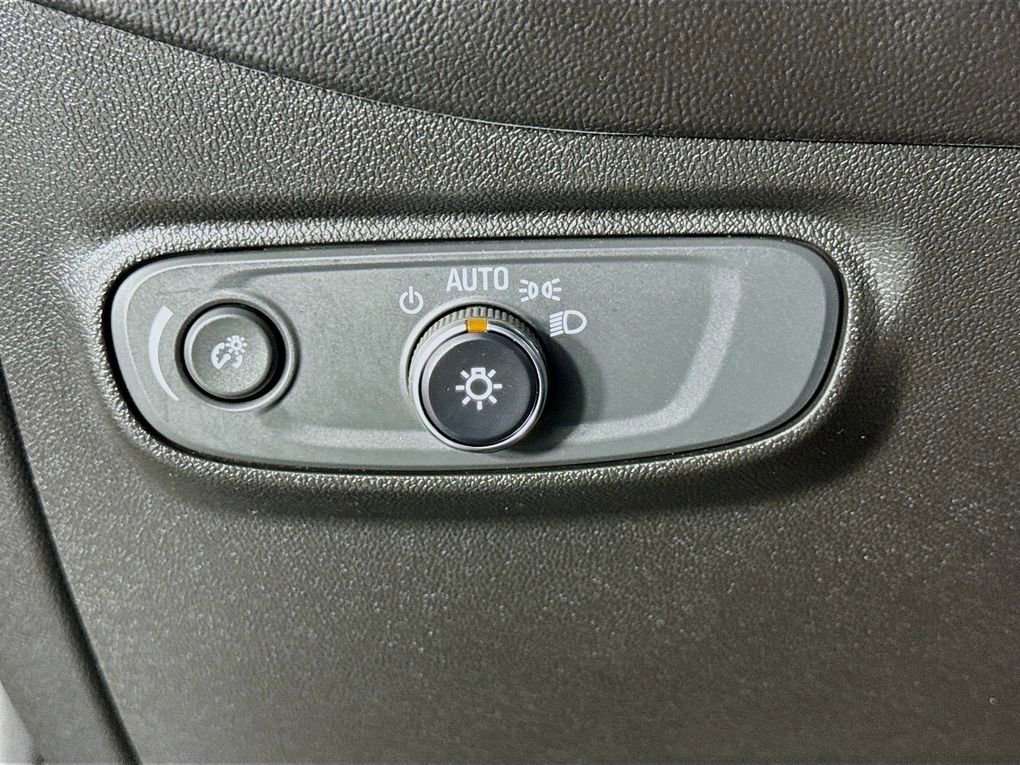 Used 2020 Chevrolet Equinox LS w/ LS Convenience Package image 12