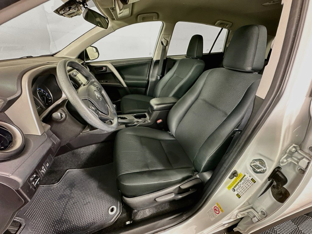 Used 2018 Toyota RAV4 LE FWD image 20