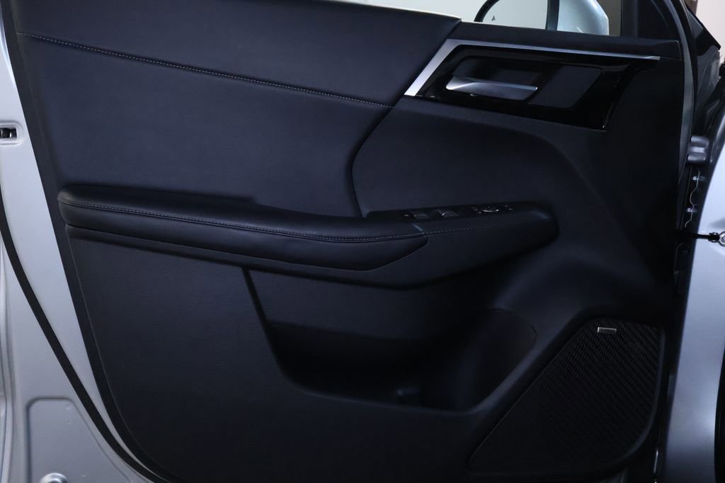 Used 2025 Mitsubishi Outlander SE AWD/4WD image 11