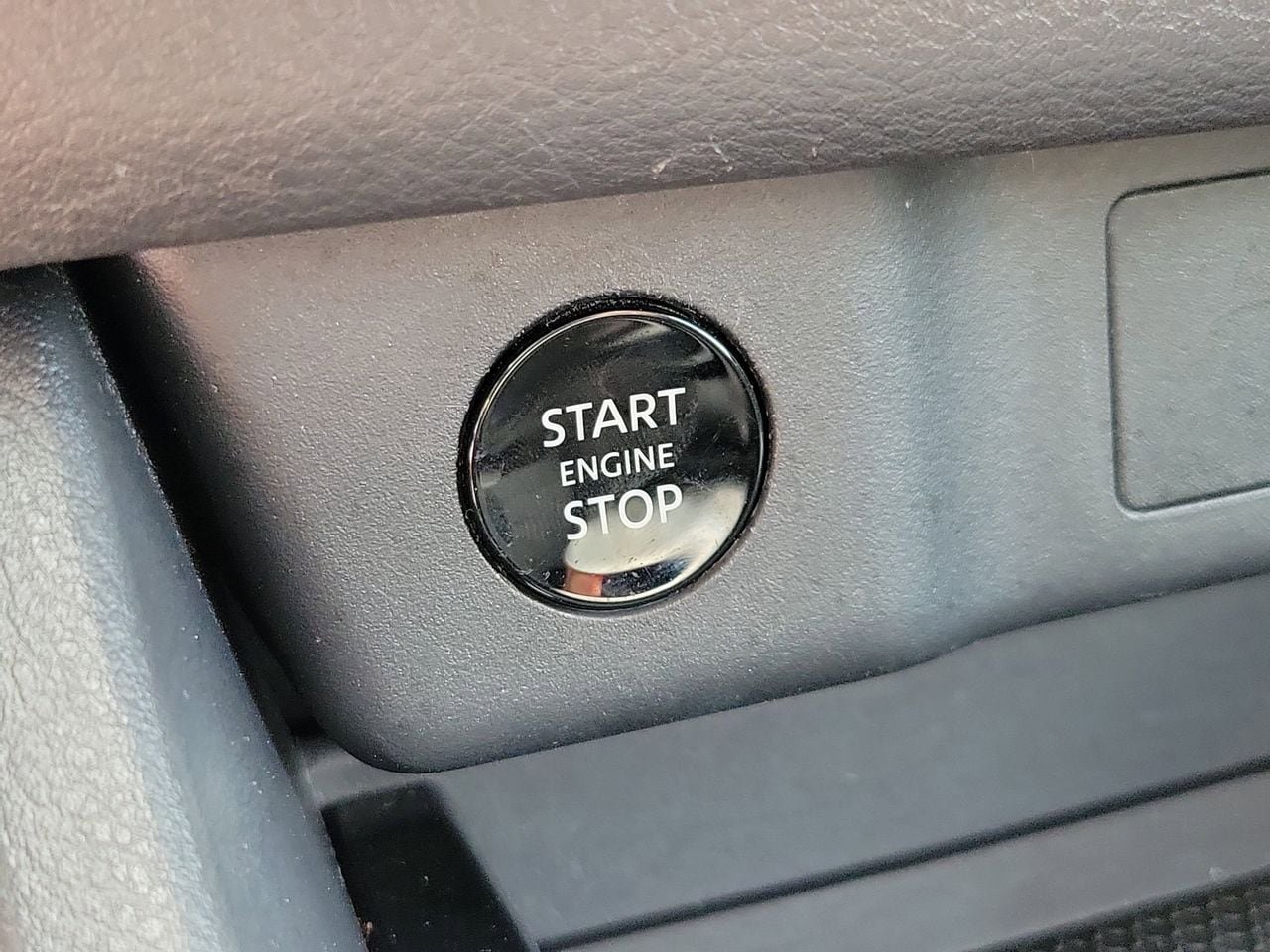 Used 2025 Nissan Rogue SV AWD/4WD image 30