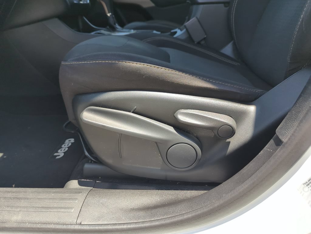 Used 2017 Jeep Cherokee Latitude FWD image 13