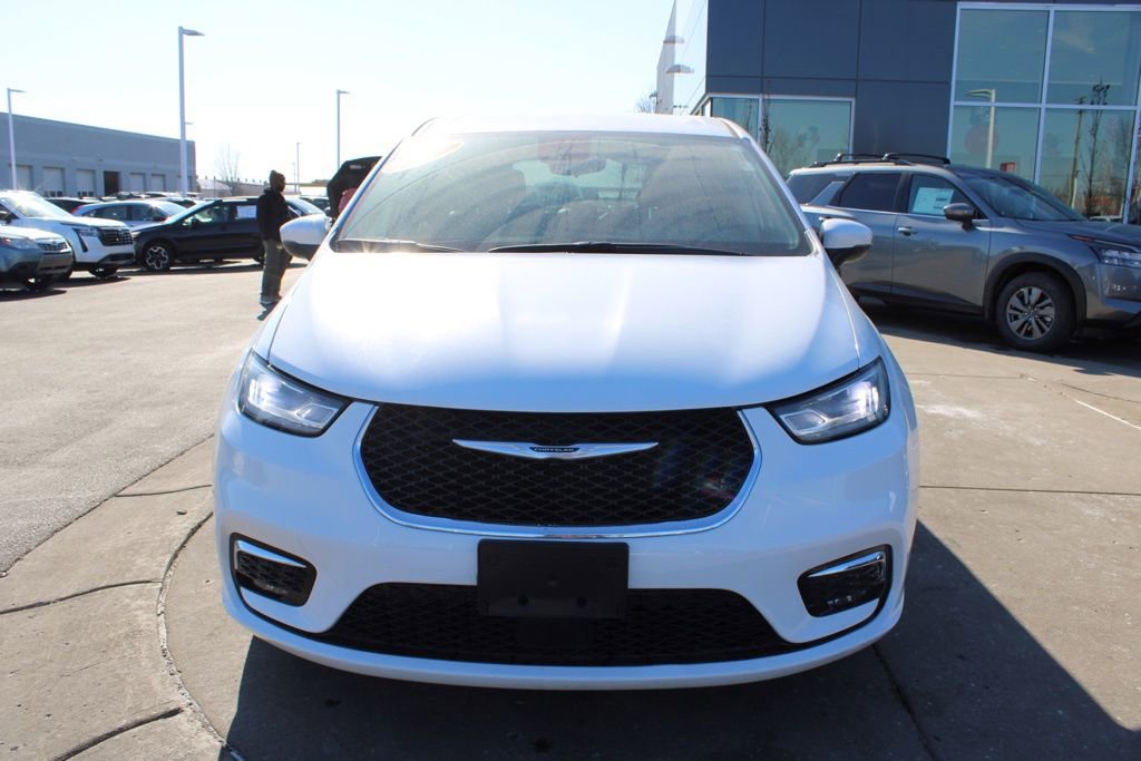 Used 2023 Chrysler Pacifica Touring-L video 2