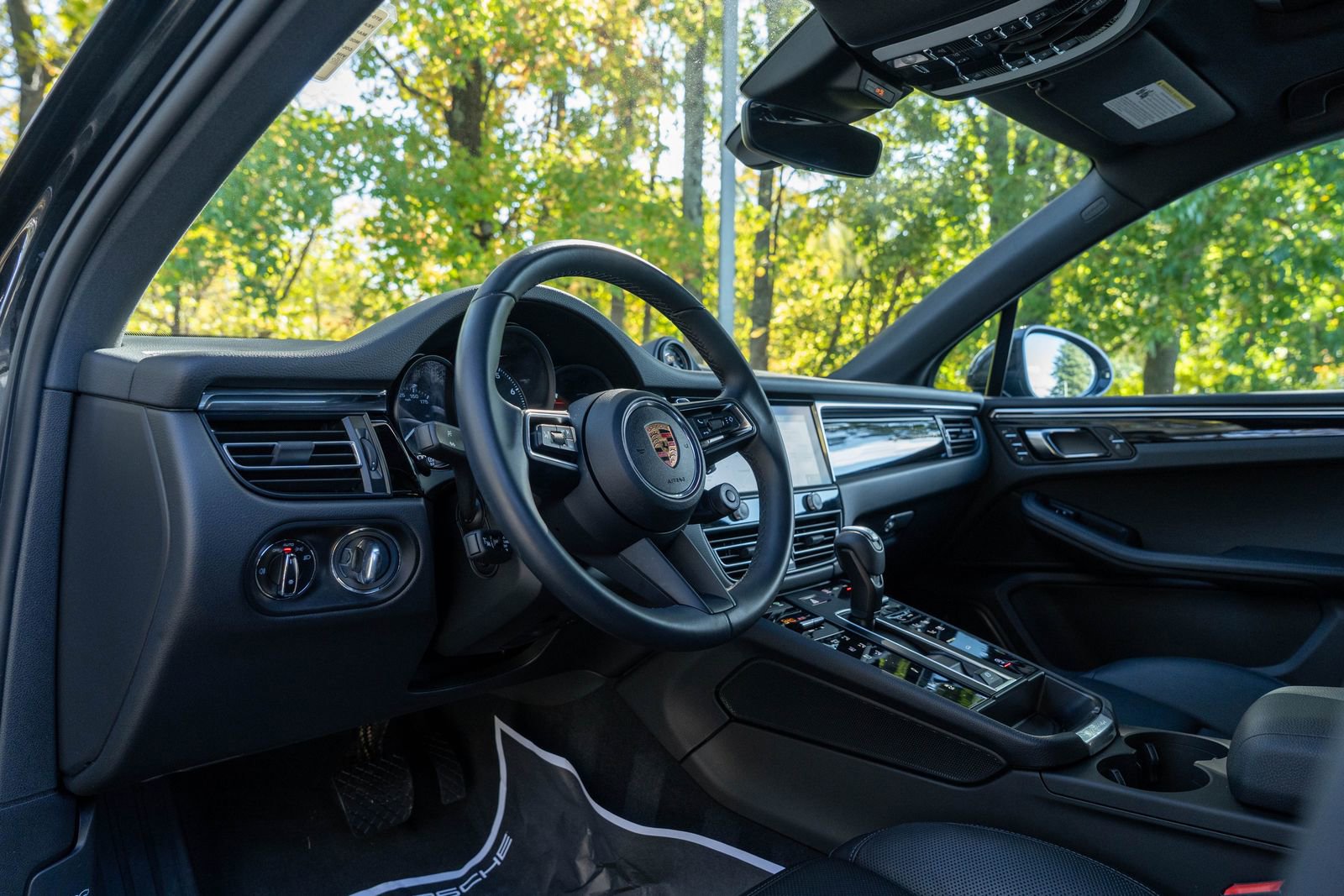 Certified 2025 Porsche Macan image 4