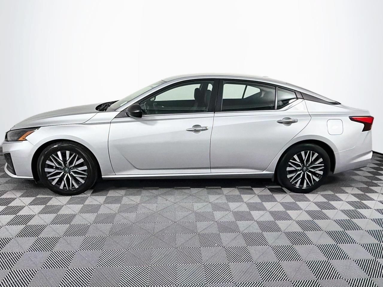 Used 2024 Nissan Altima 2.5 SV FWD image 7