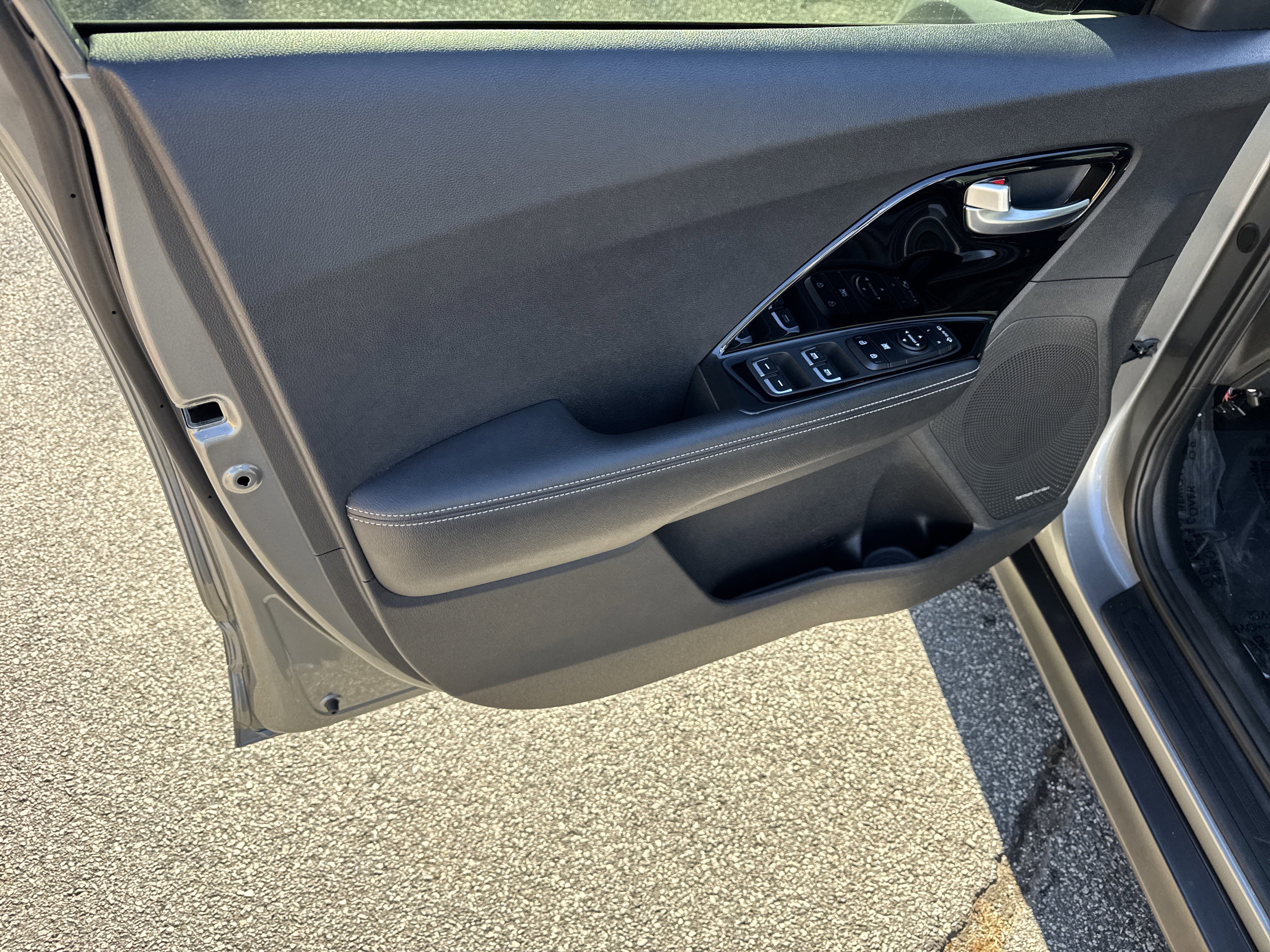 Used 2022 Kia Niro EX image 10