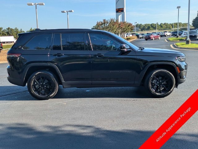 Used 2024 Jeep Grand Cherokee Altitude AWD/4WD image 3