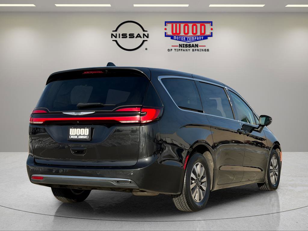 Used 2023 Chrysler Pacifica Touring-L image 3