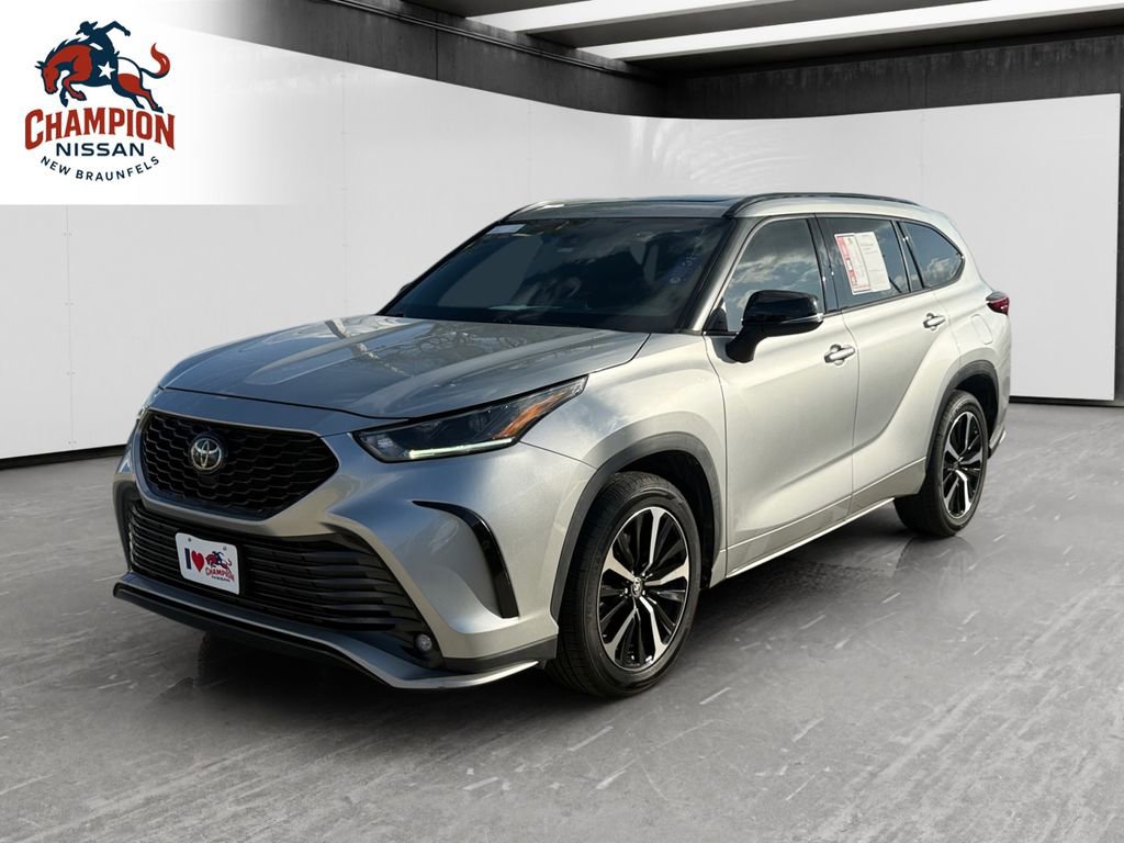 Used 2022 Toyota Highlander XSE FWD image 1