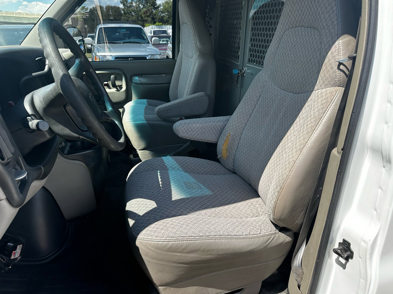 Used 2001 Chevrolet Express 1500 image 10