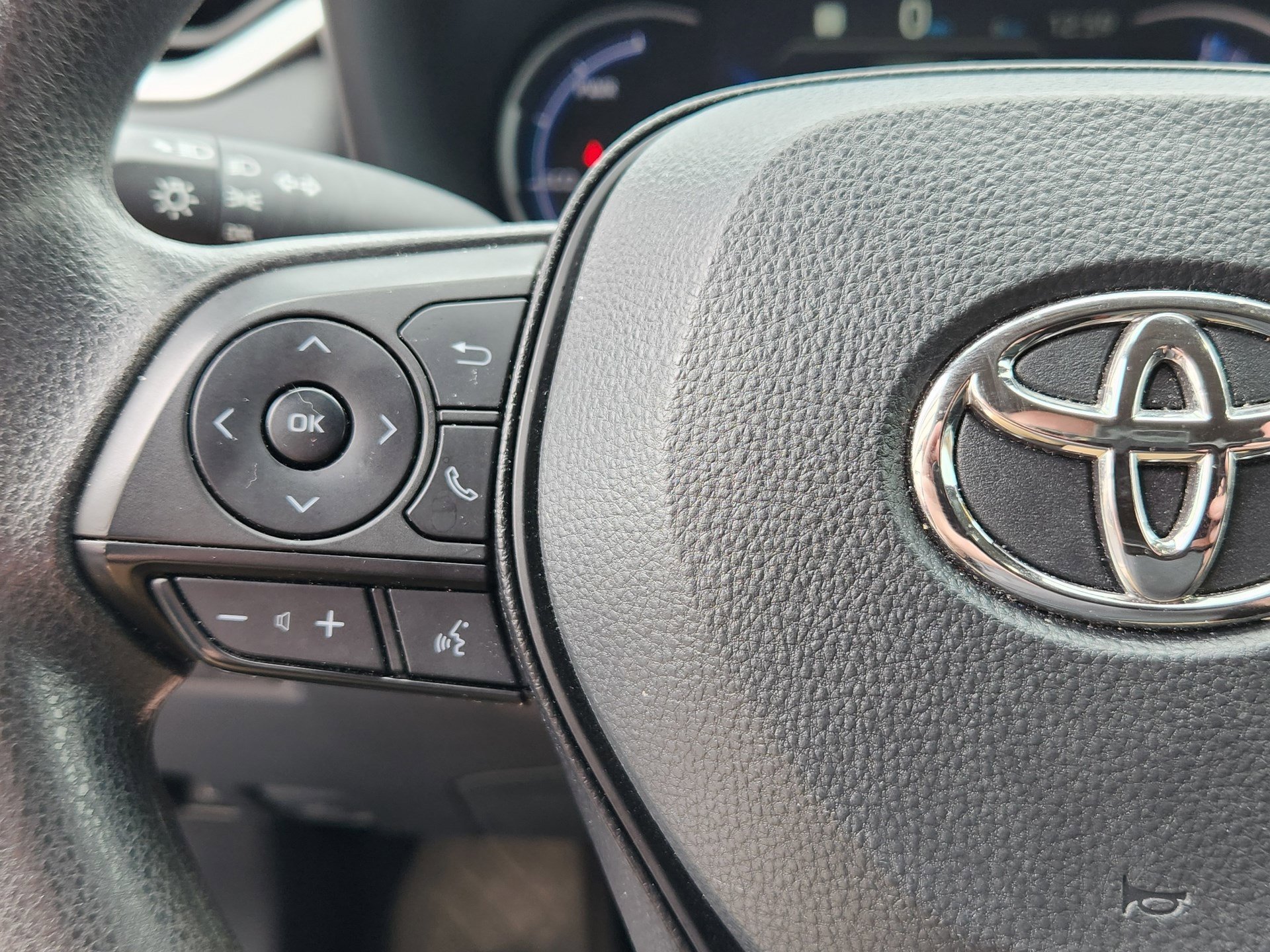 Certified 2025 Toyota RAV4 LE AWD/4WD image 18