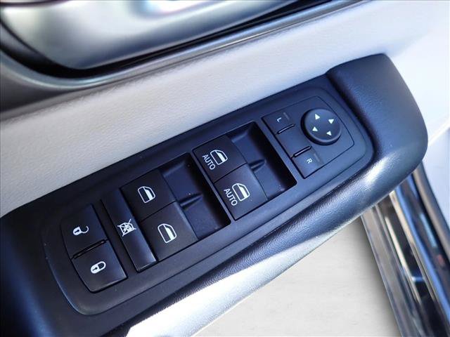 Used 2024 Chrysler Pacifica Touring-L FWD image 16