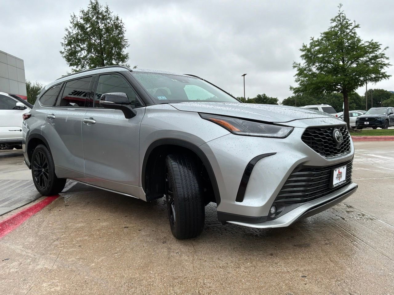 Used 2025 Toyota Highlander XSE AWD/4WD image 4