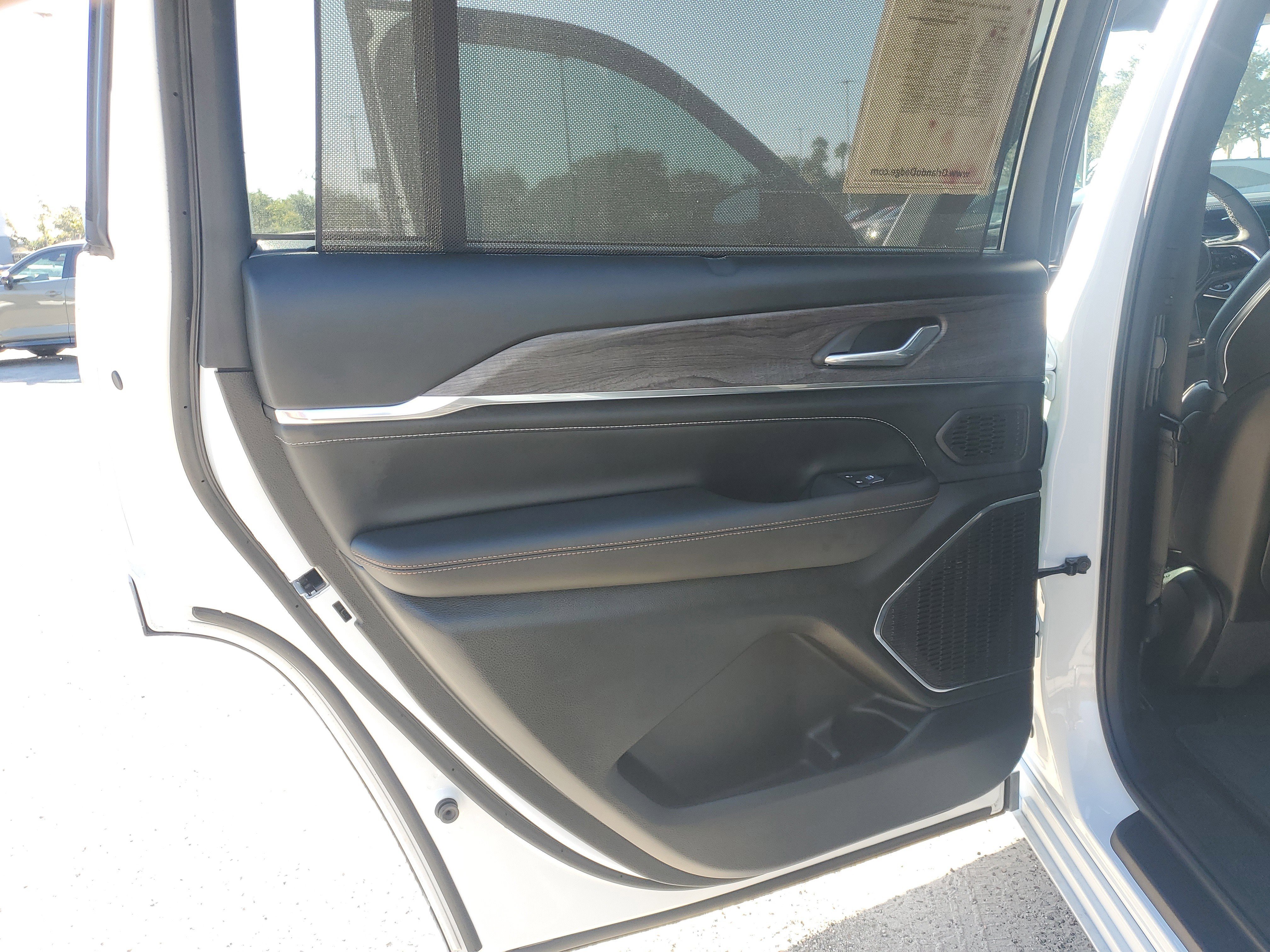 Used 2025 Jeep Grand Cherokee L Overland w/ Luxury Tech Group IV image 13