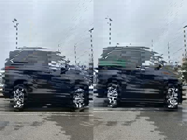 Used 2024 Toyota Sienna Platinum image 3