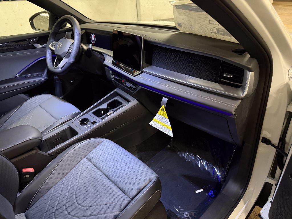 New 2026 Volkswagen Tiguan SE R-Line FWD image 21